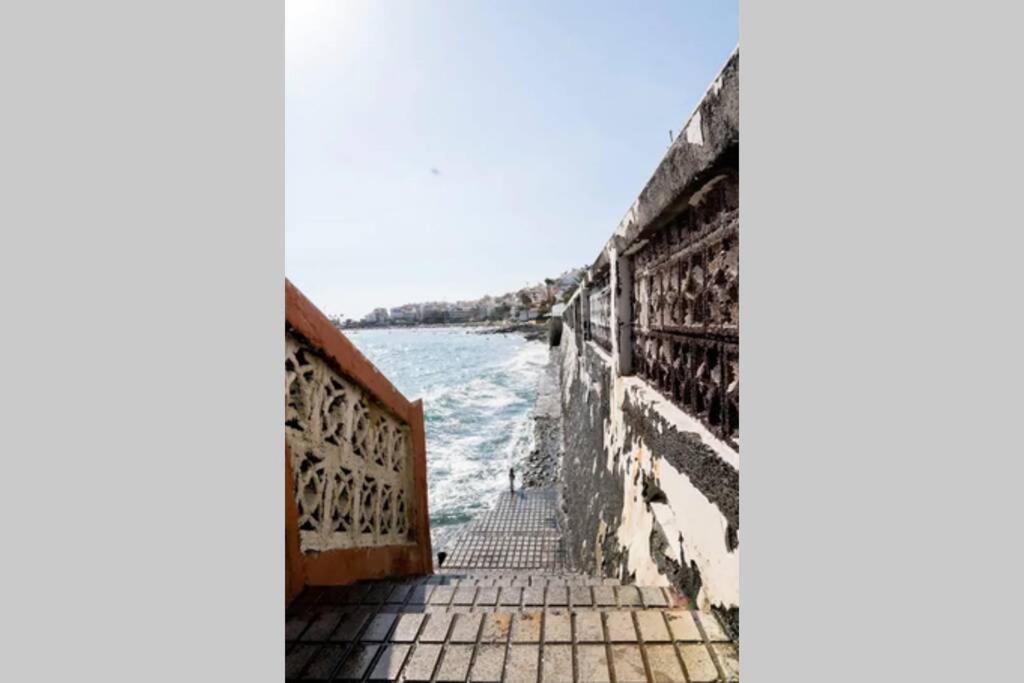 Theatre Box: Ocean Balcony & Stairs To The Sea Apartment